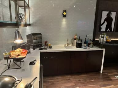 Most Bungalow Suites include food and beverage for Clippers games.