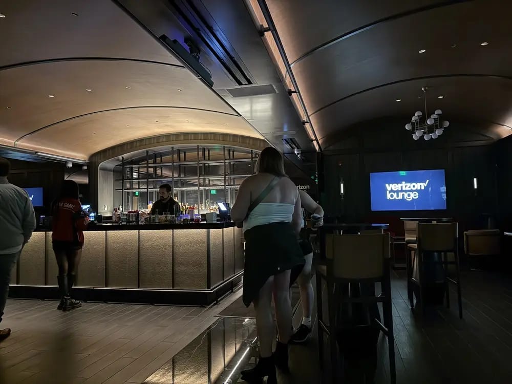 Verizon Lounge access included