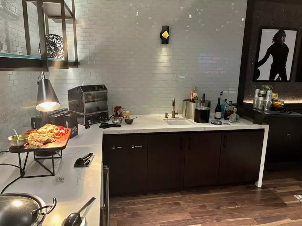 Most Bungalow Suites include food and beverage for Clippers games.